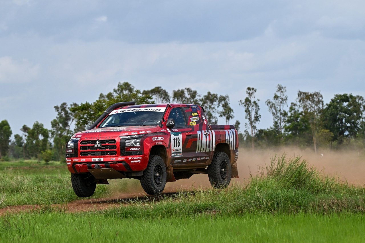 Xe đua Mitsubishi Triton của đội Ralliart tung bụi vượt địa hình tại AXCR 2026