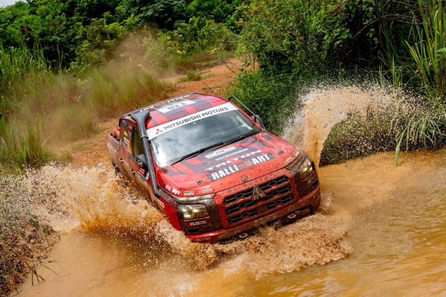 Xe đua Mitsubishi Triton của đội Ralliart vượt qua vũng nước trên đường đua AXCR