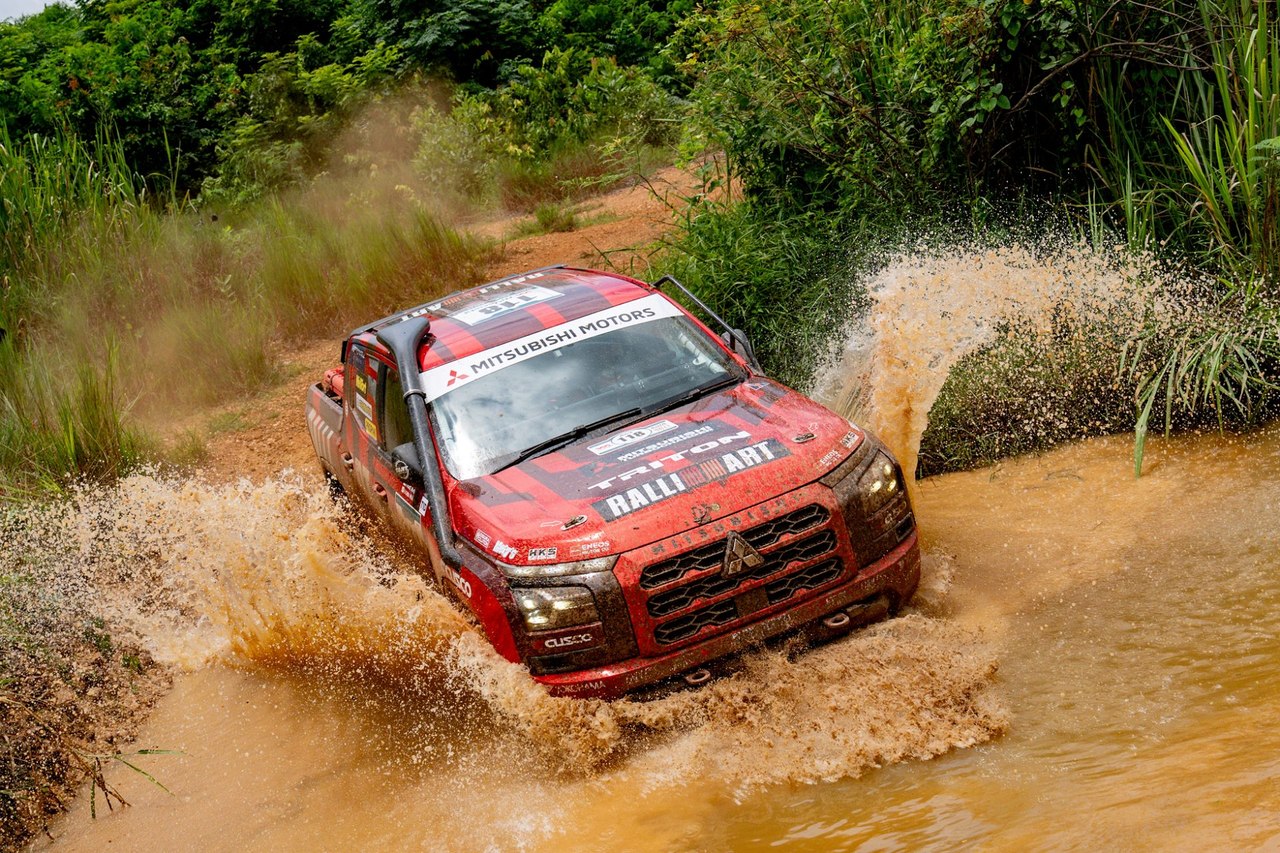 Xe đua Mitsubishi Triton của đội Ralliart vượt qua vũng nước trên đường đua AXCR