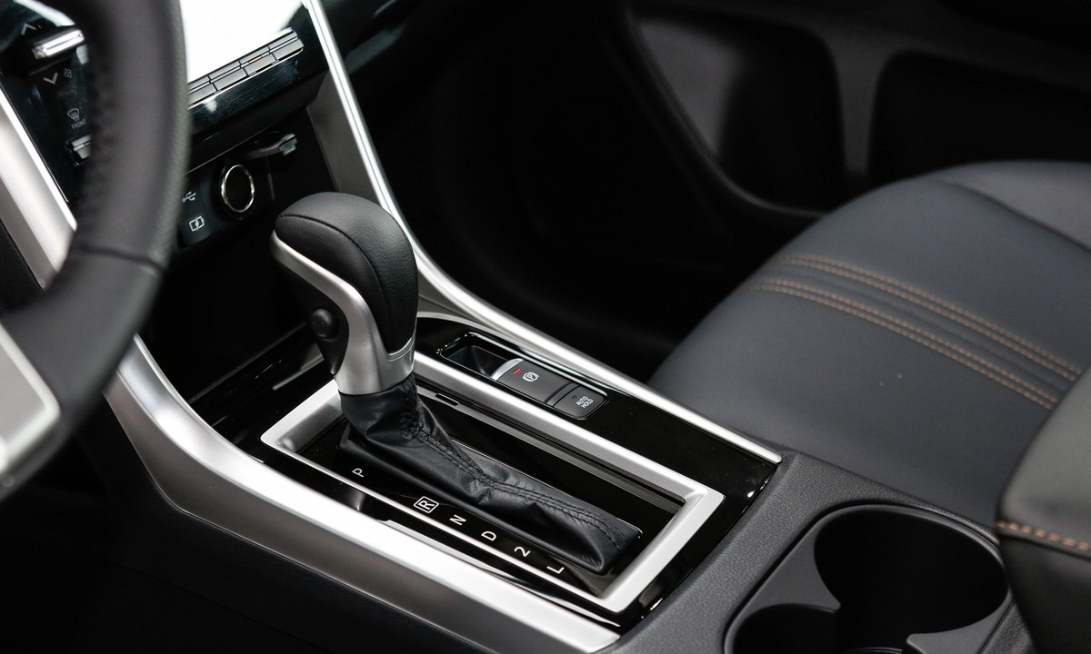 Cần số tự động và nút Auto Hold trên Mitsubishi Xpander AT Premium