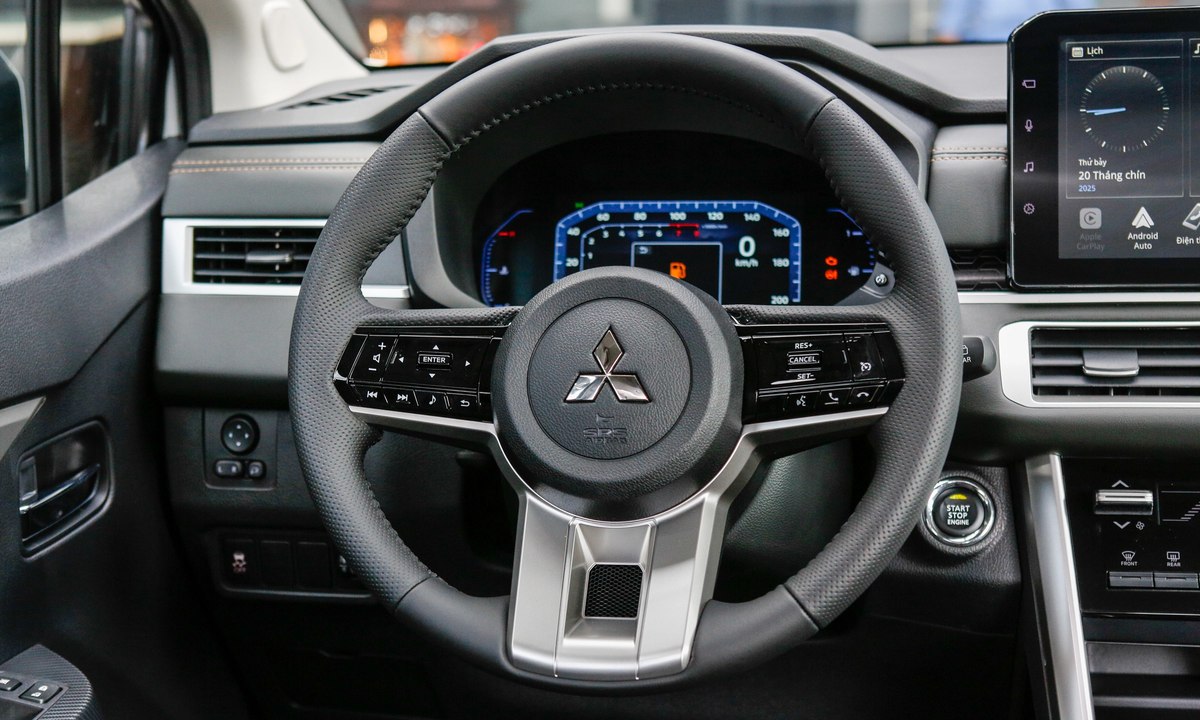 Vô lăng bọc da tích hợp nút điều khiển trên Mitsubishi Xpander AT Premium