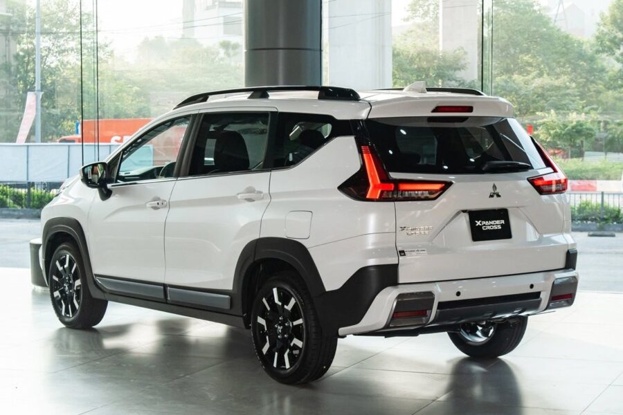 Mitsubishi Xpander Cross màu trắng tại showroom Cà Mau