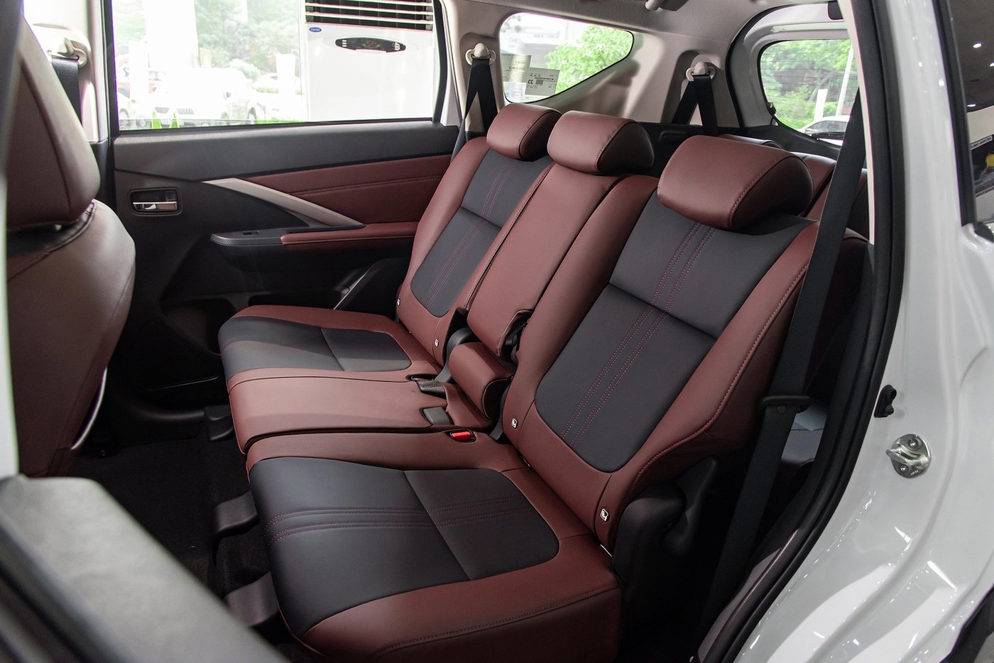 Hàng ghế thứ hai Mitsubishi Xpander Cross