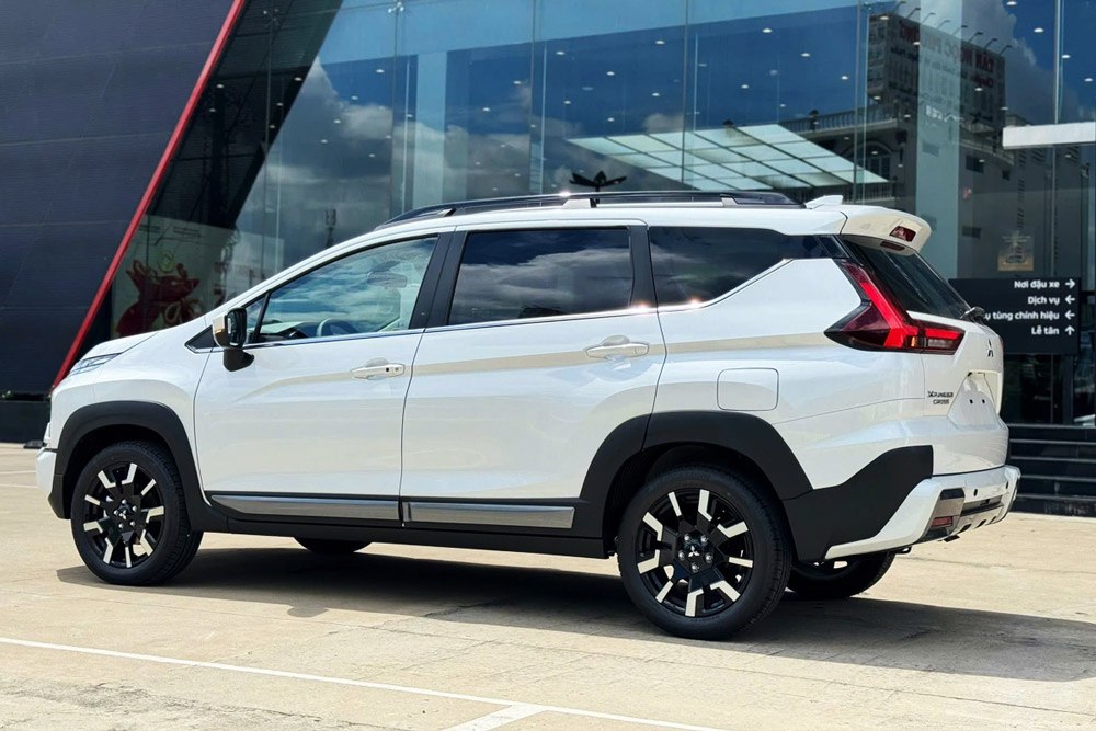 Đuôi xe Mitsubishi Xpander với cụm đèn hậu T-Shape